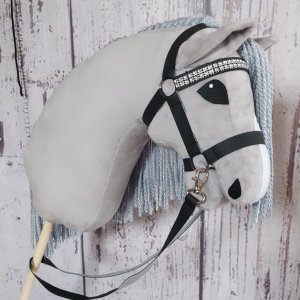 Hobby horse siwy z ogłowiem formatu A3