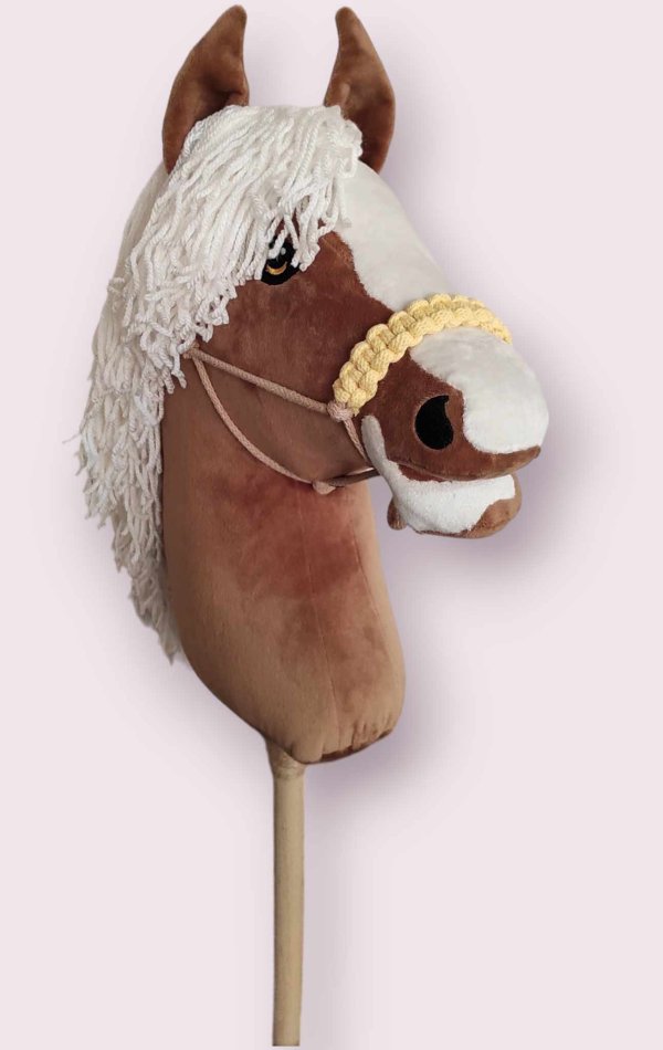 Hobby horse izabelowaty z duża odmianą na pysku formatu A3