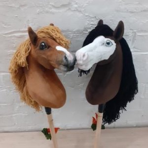 Hobby horse, koń na kiju, formatu A4, gniady z dużą latarnią na pysku