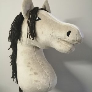 beżowy hobby horse formatu A4, z czarną grzywą